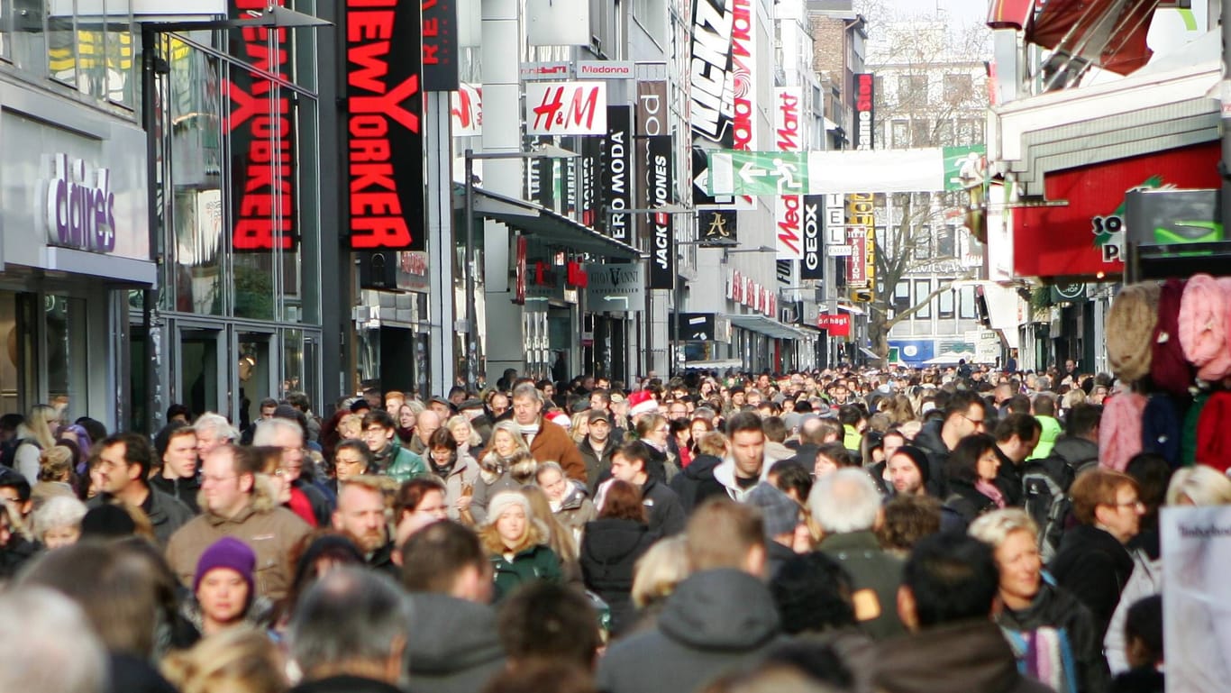 Fußgängerzone in der Kölner Innenstadt: Im Dezember warten wieder einige Änderungen auf Verbraucher.