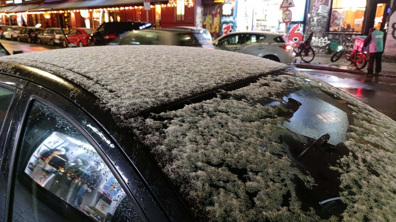 Der erste Schnee in Berlin bleibt auf Autodächern liegen, auf der Straße weniger: Hier im Bezirk Kreuzberg.