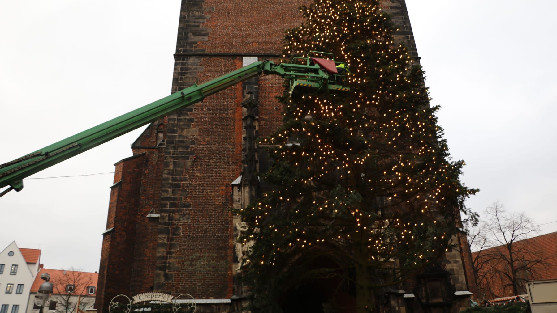 Weihnachtsmarkt Hannover Warum der krumme Weihnachtsbaum einen Fan hat