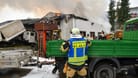 Einsatzkräfte vor der Lagerhalle in Reinbek: Die Ursache für das Feuer ist noch unklar.