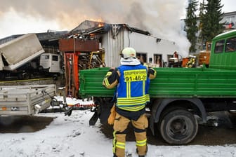 Einsatzkräfte vor der Lagerhalle in Reinbek: Die Ursache für das Feuer ist noch unklar.