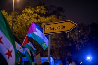Pro-Palästina-Demo: Mehrere Tausend Menschen haben in Berlin Kreuzberg an einer Pro-Palästina-Demonstration teilgenommen. Unter dem Motto Decolonize Human Rights forderten die Teilnehmerinnen und Teilnehmer ein Ende der israelischen Besatzung in Palästina.