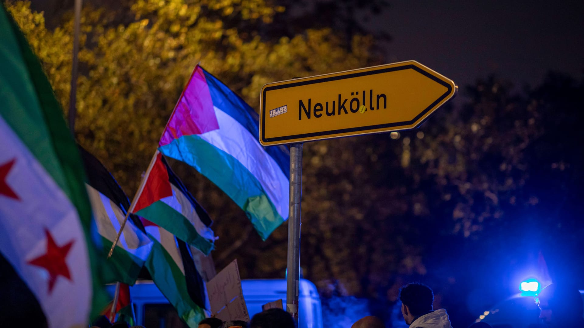 Pro-Palästina-Demo: Mehrere Tausend Menschen haben in Berlin Kreuzberg an einer Pro-Palästina-Demonstration teilgenommen. Unter dem Motto Decolonize Human Rights forderten die Teilnehmerinnen und Teilnehmer ein Ende der israelischen Besatzung in Palästina. Pro-Palästina-Demo: Mehrere Tausend Menschen haben in Berlin Kreuzberg an einer Pro-Palästina-Demonstration teilgenommen. Unter dem Motto Decolonize Human Rights forderten die Teilnehmerinnen und Teilnehmer ein Ende der israelischen Besatzung in Palästina.