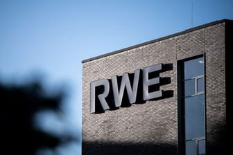 Das Logo von RWE an der Fassade eines Gebäudes auf dem RWE Campus in Essen