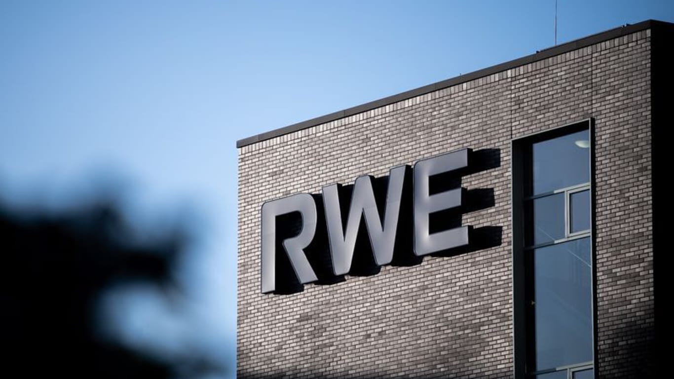 Das Logo von RWE an der Fassade eines Gebäudes auf dem RWE Campus in Essen