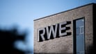 Das Logo von RWE an der Fassade eines Gebäudes auf dem RWE Campus in Essen