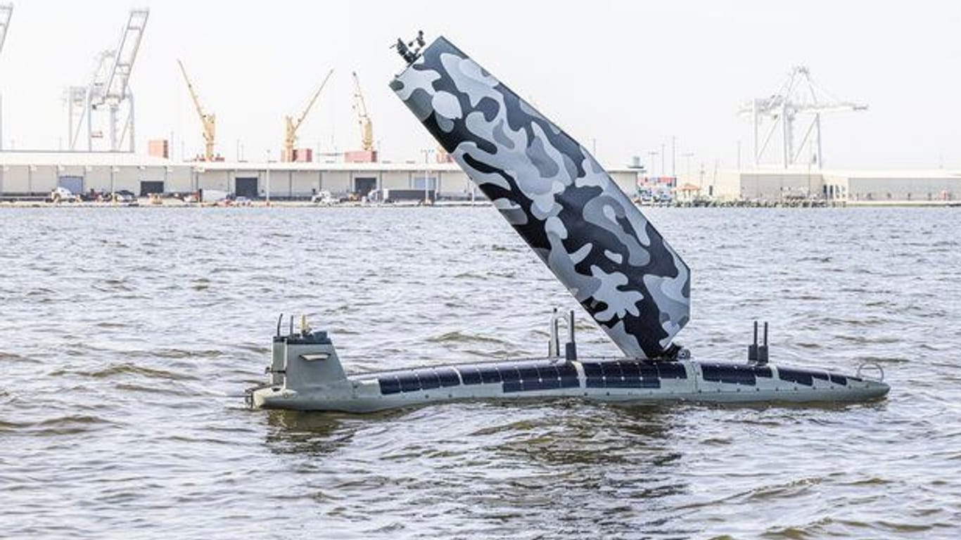 "Triton" kann sein Segel einfahren und auf Tauschstation gehen: Die US-Marine entwickelt das Drohnenboot am Persischen Golf.