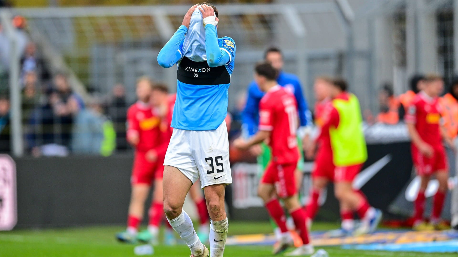 Bild mit Symbolcharakter: Bei 1860 München um Michael Glück läuft dieser Tage einiges schief.