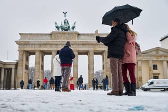 Touristen am Brandenburger Tor (Archivbild): Berlin erwartet am Wochenende den ersten Schnee.