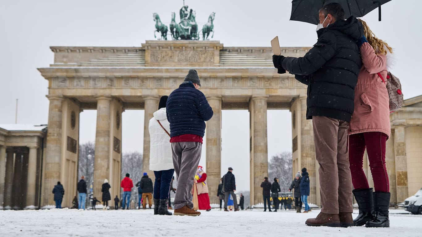 Touristen am Brandenburger Tor (Archivbild): Berlin erwartet am Wochenende den ersten Schnee.
