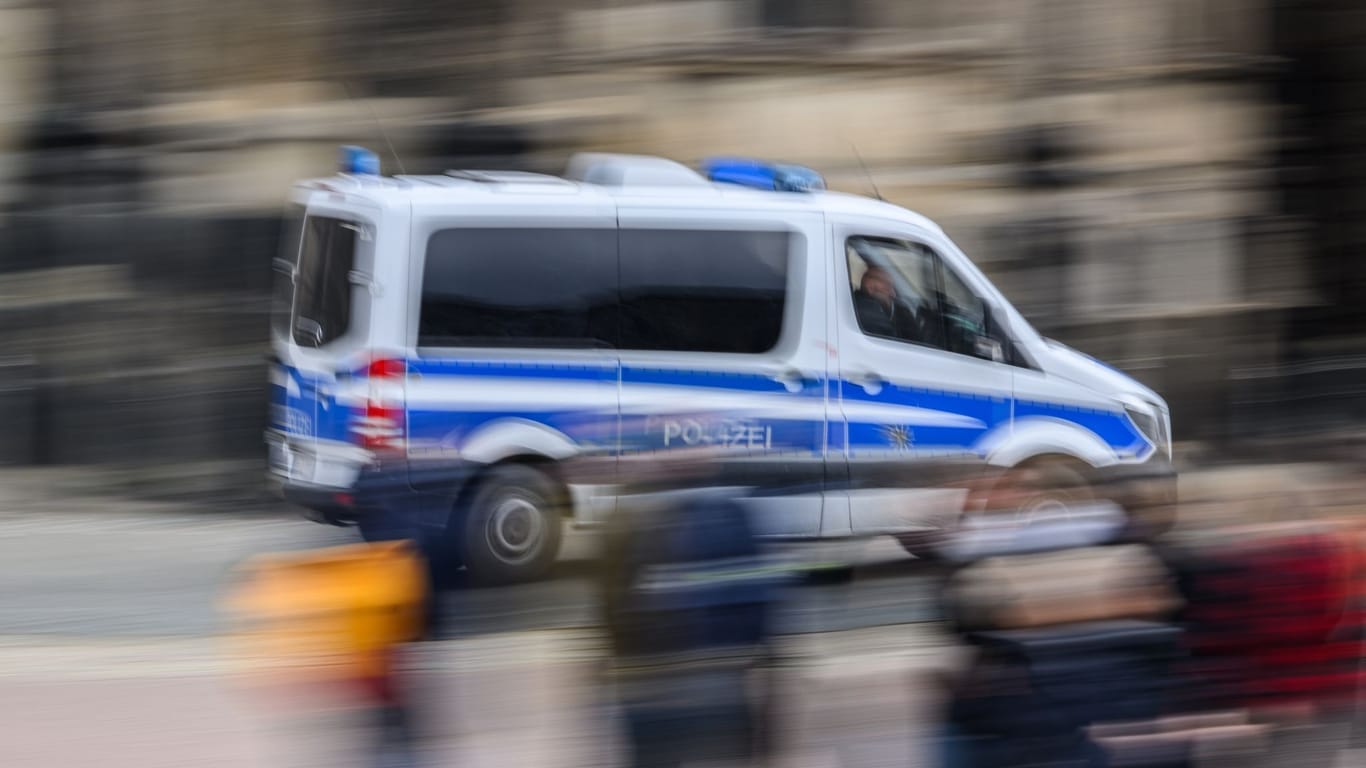Ein Einsatzwagen der Polizei im Einsatz (Symbolfoto): Nach einer Attacke in Rostock werden Zeugen gesucht.