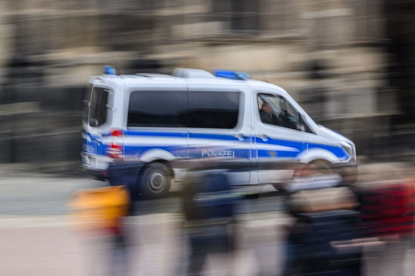 Ein Einsatzwagen der Polizei im Einsatz (Symbolfoto): Nach einer Attacke in Rostock werden Zeugen gesucht.