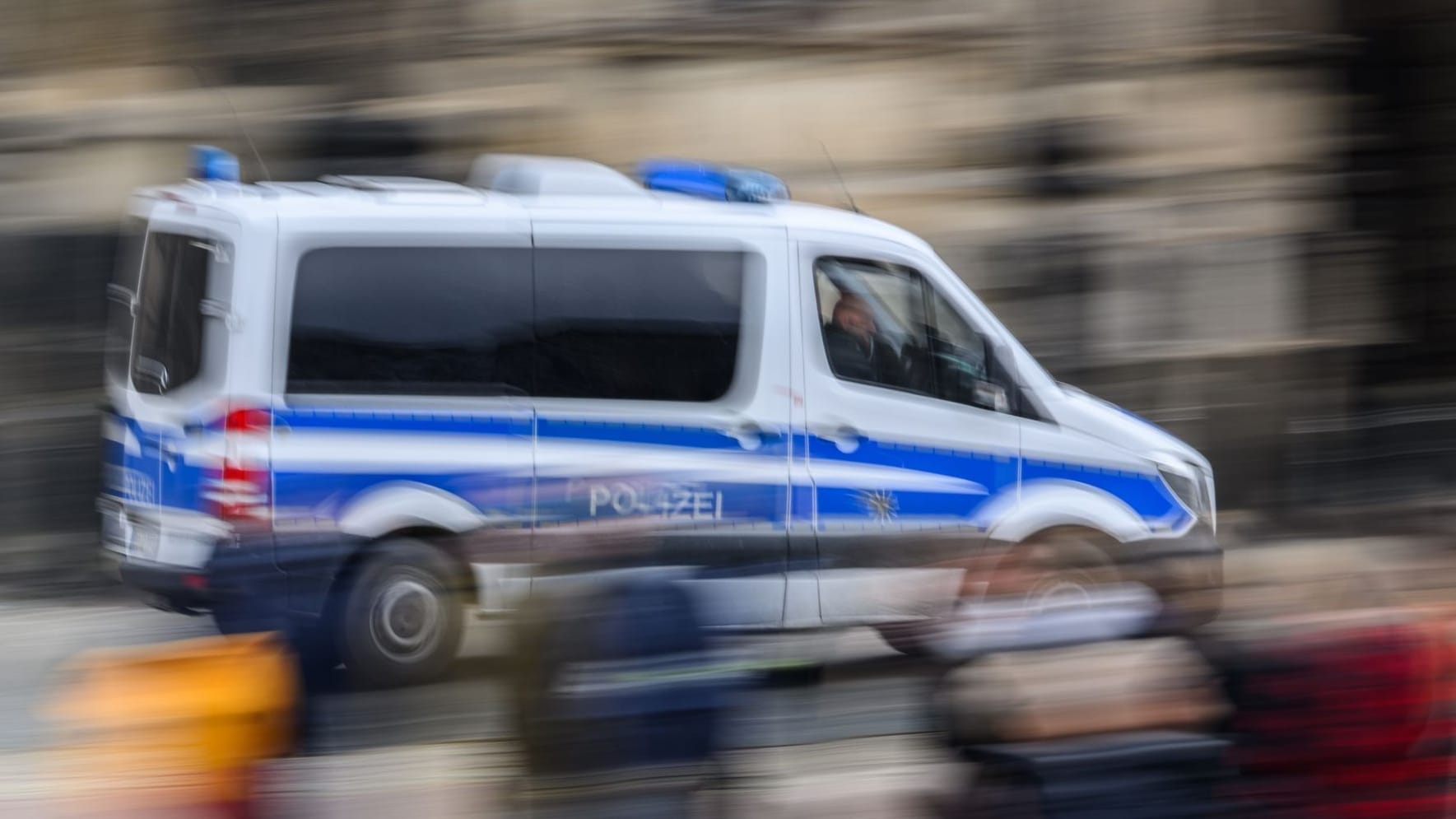 Ein Einsatzwagen der Polizei im Einsatz (Symbolfoto): Nach einer Attacke in Rostock werden Zeugen gesucht.