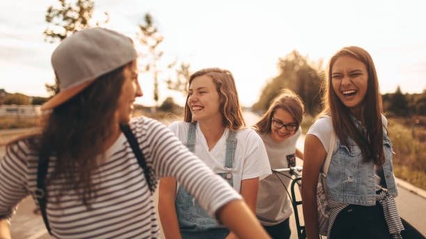 Mädchen in der Pubertät: Hierzulande bekommen Mädchen ihre erste Menstruation im Durchschnitt bereits mit zwölf Jahren.