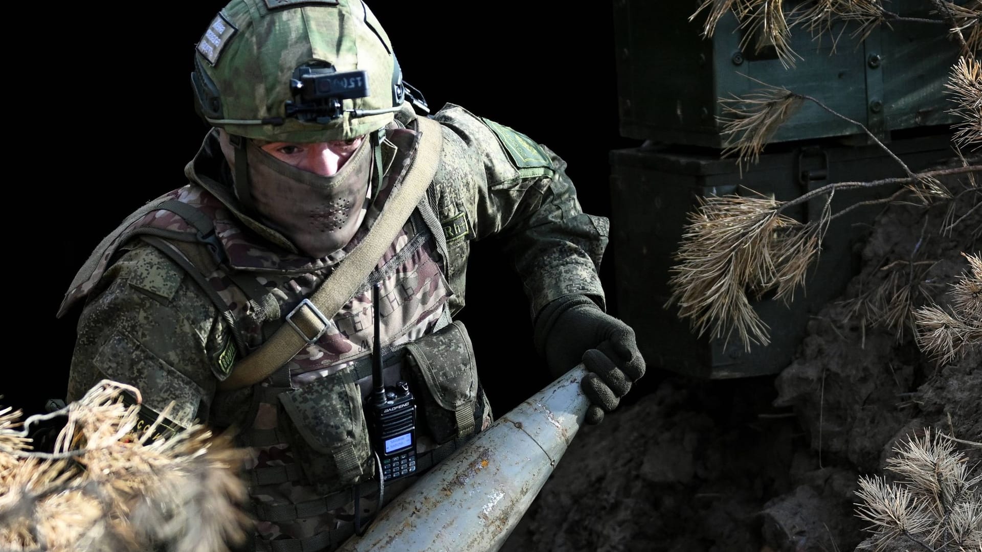 Russischer Soldat (Archivbild): Die Soldaten an der Front und der Generalstab der Russen sollen mit unterschiedlichen Karten arbeiten.