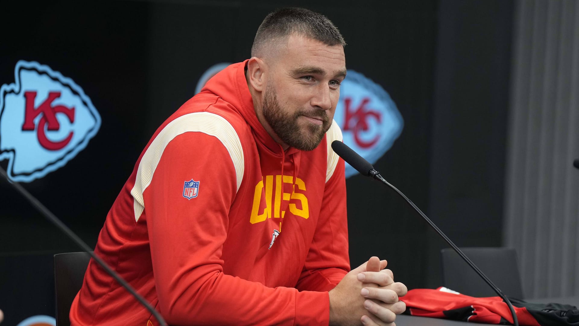 Travis Kelce: Der Chiefs-Star bei der Pressekonferenz in Frankfurt.