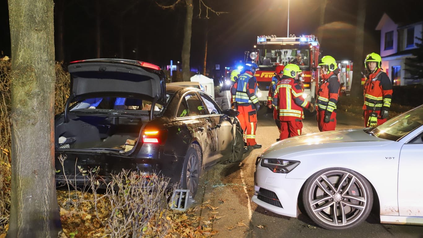 Ein alkoholisierter Autofahrer hat in Tornesch einen folgenschweren Unfall verursacht, bei dem ein bekannter DJ lebensgefährliche Verletzungen erlitt.