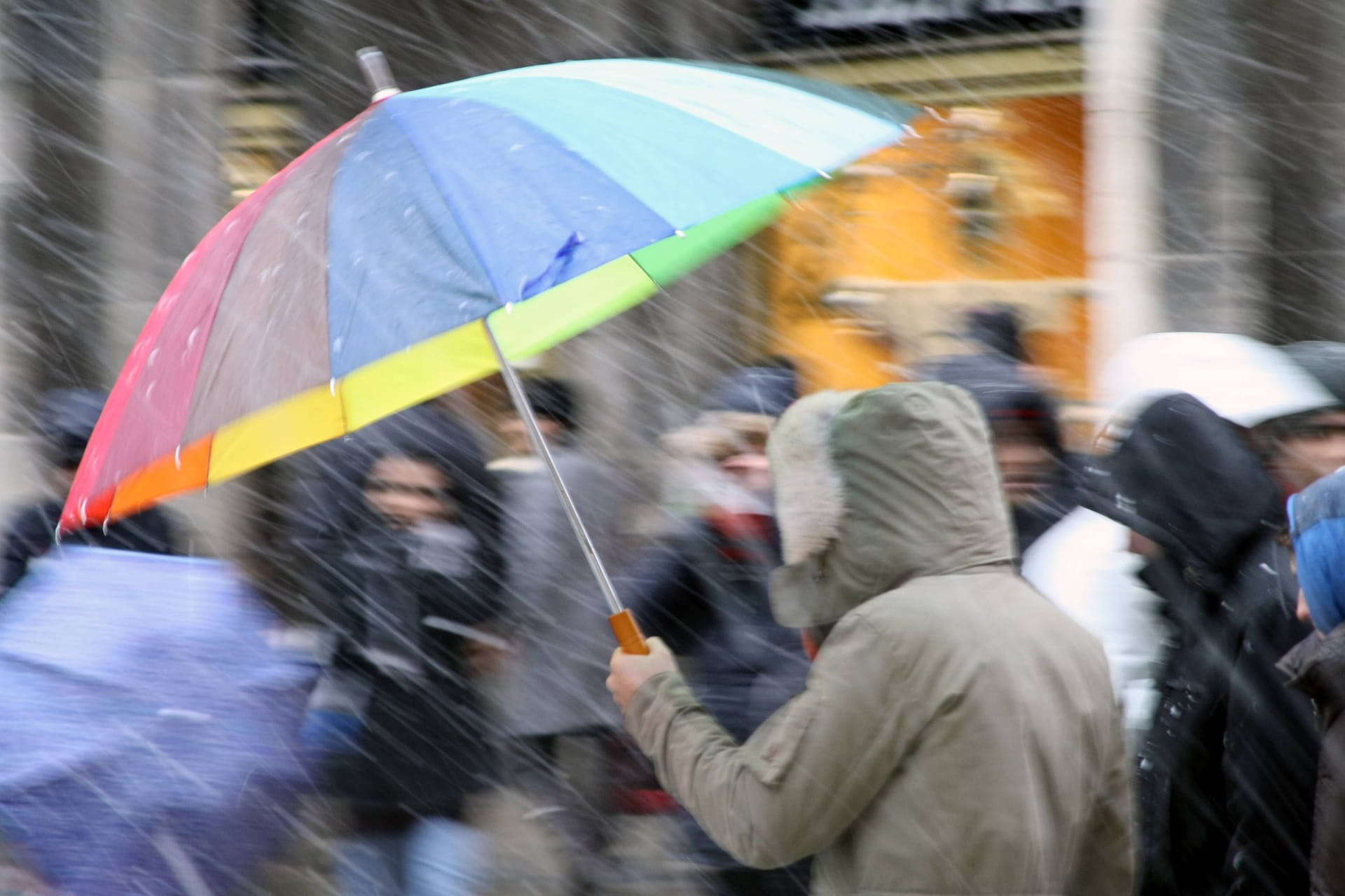 Schnee und Regen bei Temperaturen um den Gefrierpunkt (Archivbild): Das Wochenende wird nass.