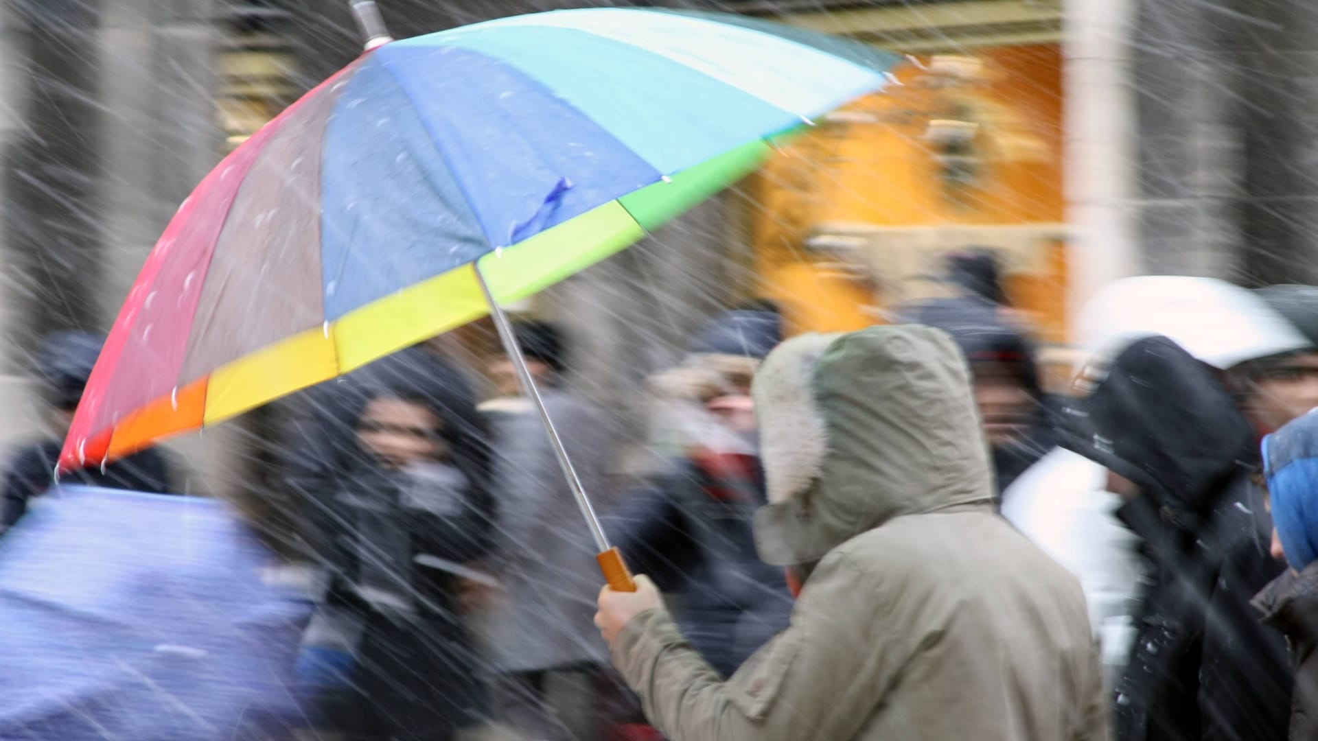 Schnee und Regen bei Temperaturen um den Gefrierpunkt (Archivbild): Das Wochenende wird nass.