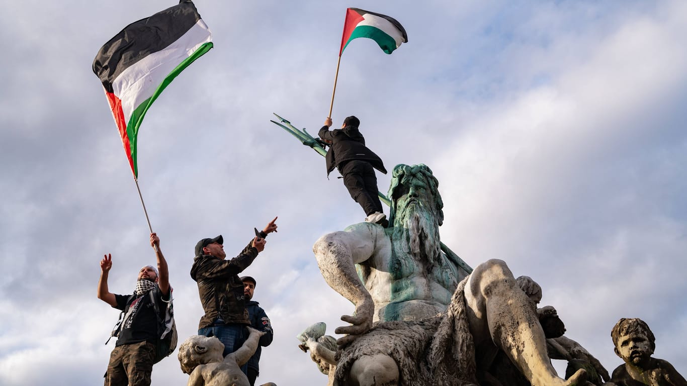 Berlin, Deutschland, Europa - Über 8000 Teilnehmer bekunden ihre Solidarität und nehmen an einer Demonstration für Palästina und gegen Israel teil