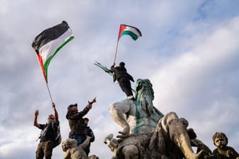 Berlin, Deutschland, Europa - Über 8000 Teilnehmer bekunden ihre Solidarität und nehmen an einer Demonstration für Palästina und gegen Israel teil