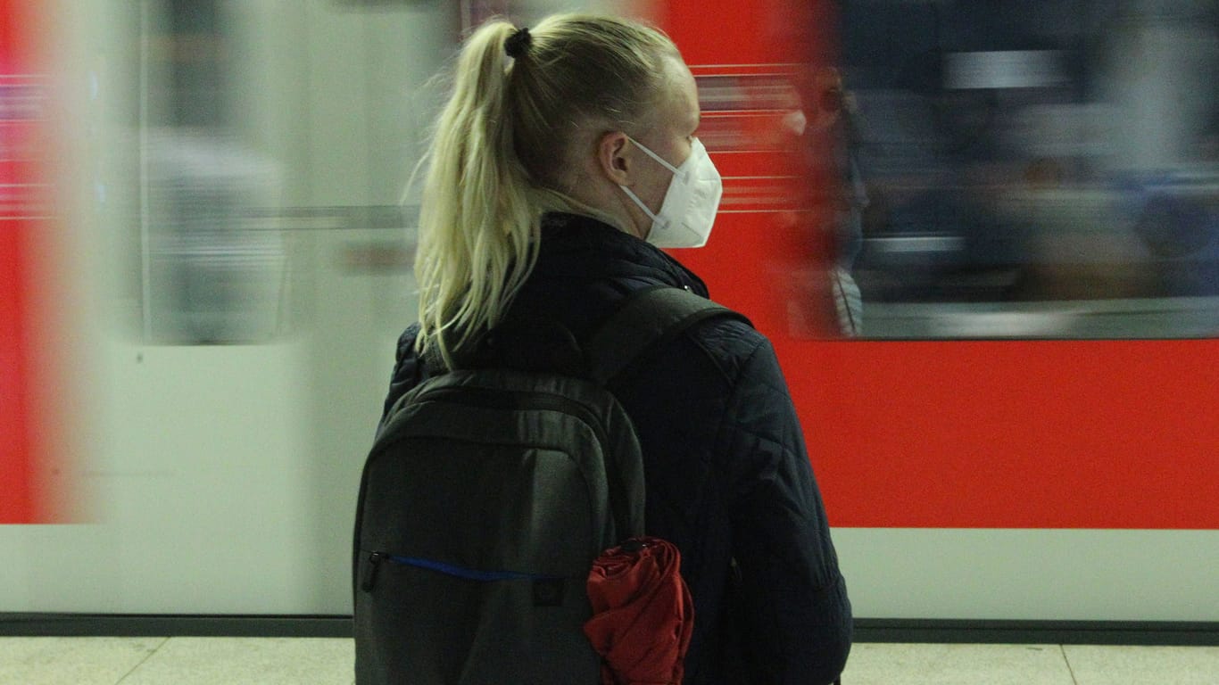 Eine Frau mit FFP2-Maske steht am Bahnsteig (Archivbild): Vor allem in Situation mit vielen Menschen wird zum Tragen eines Mund-Nasen-Schutzes geraten.