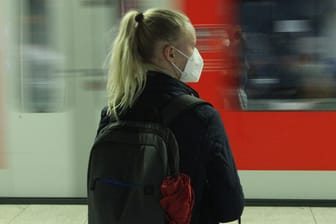 Eine Frau mit FFP2-Maske steht am Bahnsteig (Archivbild): Vor allem in Situation mit vielen Menschen wird zum Tragen eines Mund-Nasen-Schutzes geraten.