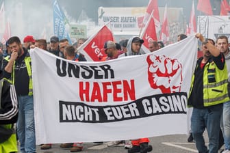 Hafenarbeiter demonstrieren gegen den Anteilsverkauf an MSC (Archivbild): Die Stimmung in der Belegschaft kocht.
