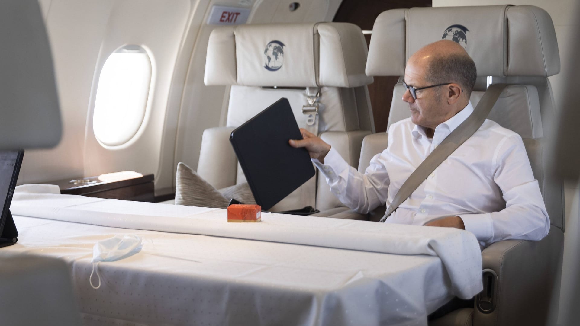 Bundeskanzler Olaf Scholz (SPD) in einem Airbus der Flugbereitschaft (Archivbild): In der aktuellen Legislaturperiode flog der Kanzler weiter als bis zum Mond.