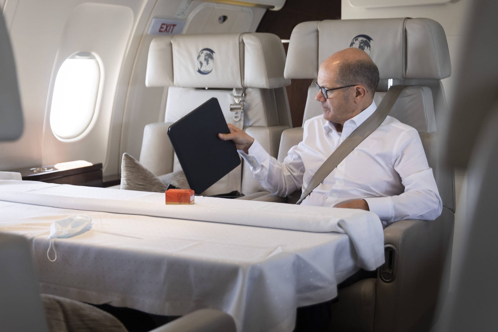 Bundeskanzler Olaf Scholz (SPD) in einem Airbus der Flugbereitschaft (Archivbild): In der aktuellen Legislaturperiode flog der Kanzler weiter als bis zum Mond.