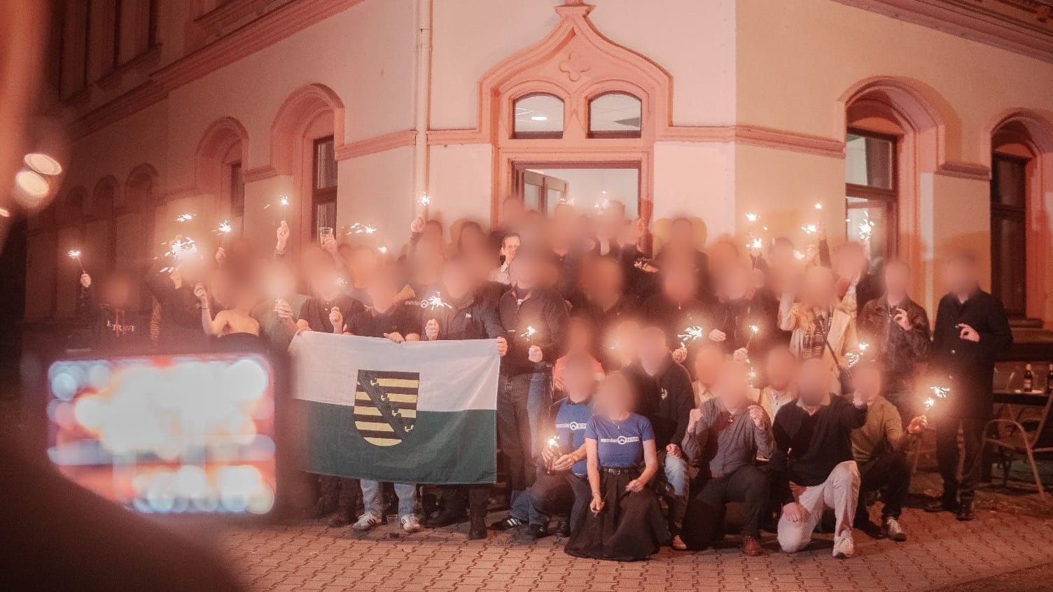 Keine Berühungsängste: Anfang November eröffnete ein Identitäres Zentrum in Chemnitz, zum Fototermin stellten sich angereiste und heimische JA-Funktionäre und Identitäre mit dem Bundestagsabgeordneten Roger Beckamp auf.