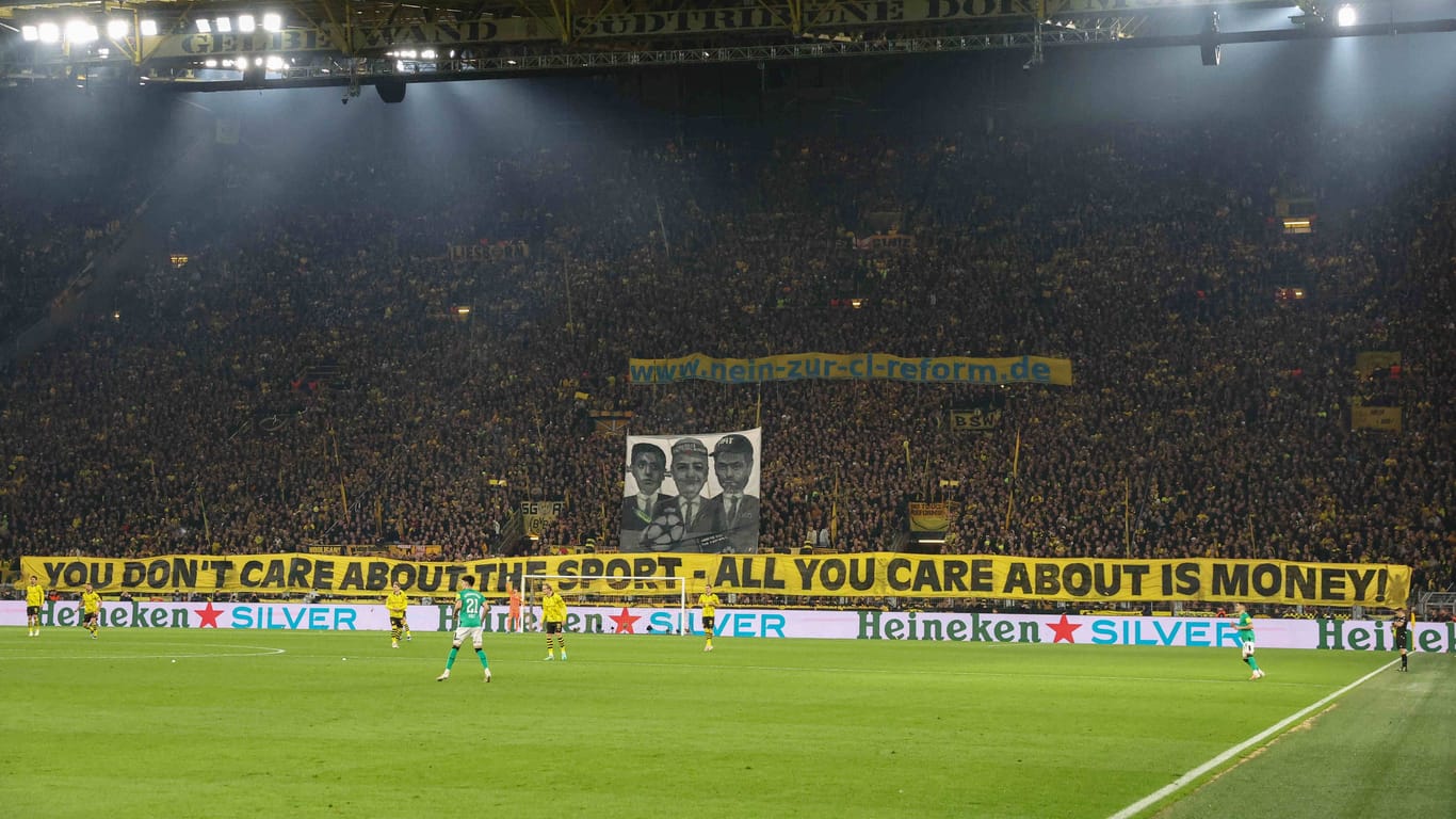Champions League: BVB-Anhänger protestieren gegen die anstehende Reform.