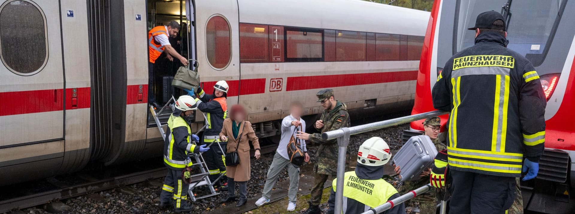 Bundeswehr und Feuerwehr evakuieren Passagiere aus verunglücktem ICE.