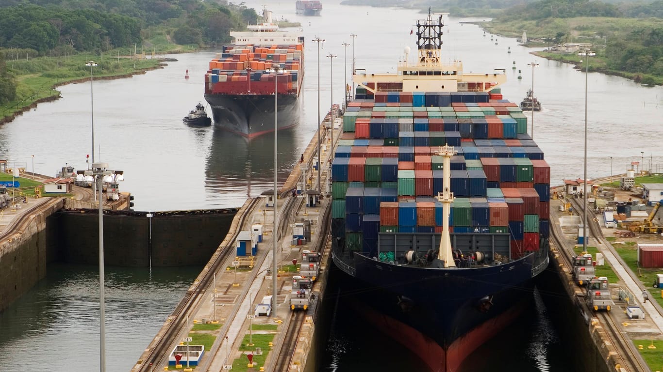 Container fahren in den Panamakanal ein (Archivbild): Wegen des Klimawandels können immer weniger Frachter den Kanal passieren.