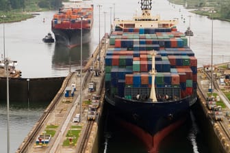 Container fahren in den Panamakanal ein (Archivbild): Wegen des Klimawandels können immer weniger Frachter den Kanal passieren.