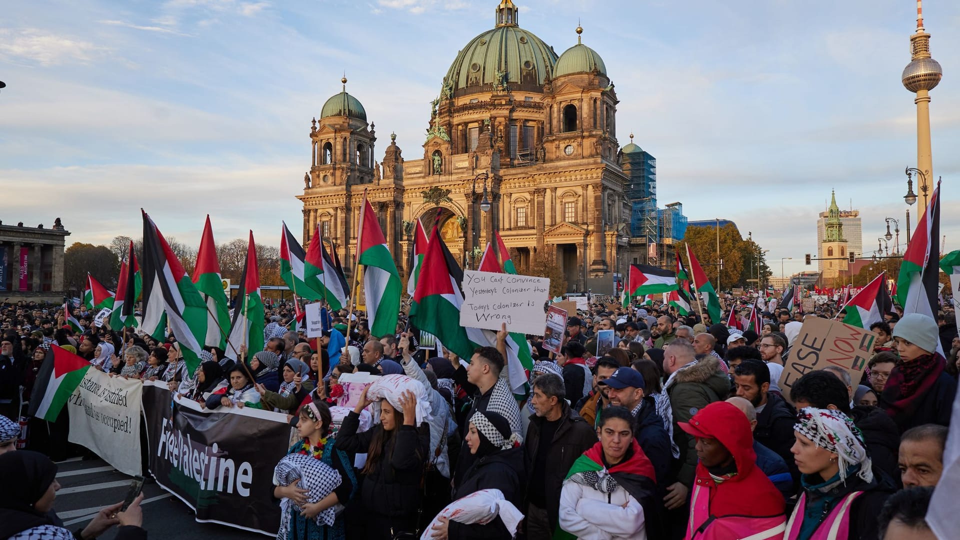 Teilnehmende einer Pro-Palästina-Kundgebung in Berlin: Die Aktion, die wohl am Montag stattfand, war offenbar nicht genehmigt.