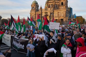 Teilnehmende einer Pro-Palästina-Kundgebung in Berlin: Die Aktion, die wohl am Montag stattfand, war offenbar nicht genehmigt.