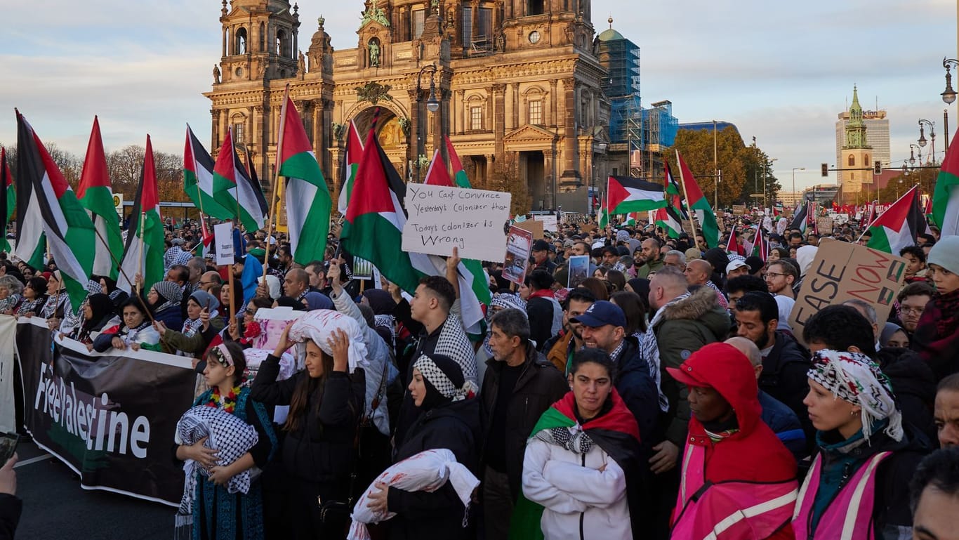 Teilnehmende einer Pro-Palästina-Kundgebung in Berlin: Die Aktion, die wohl am Montag stattfand, war offenbar nicht genehmigt.