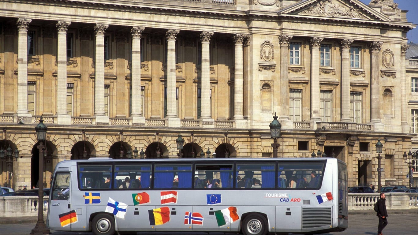 Reisebus vor dem Hotel de Crillon in Paris (Symbolbild): Die Busse sollen bald nicht mehr in die Innenstadt kommen.