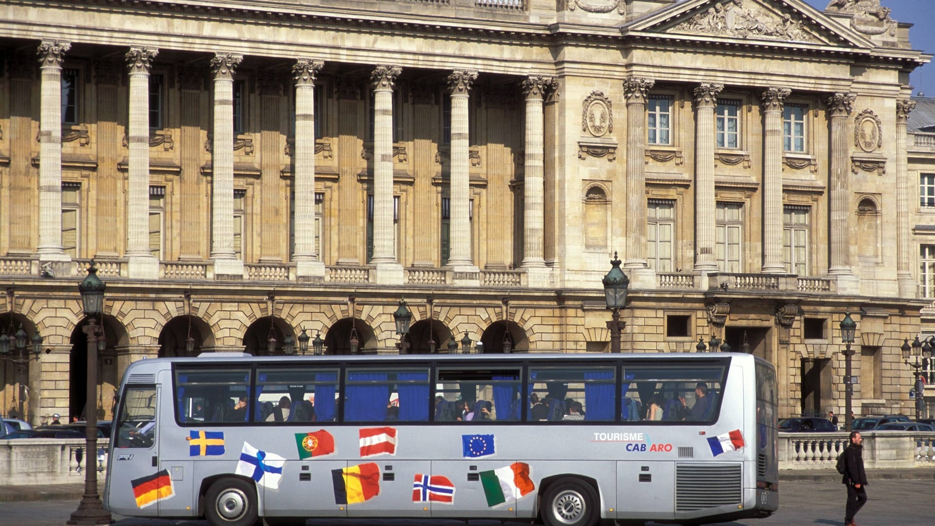 Reisebus vor dem Hotel de Crillon in Paris (Symbolbild): Die Busse sollen bald nicht mehr in die Innenstadt kommen.