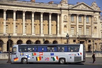 Reisebus vor dem Hotel de Crillon in Paris (Symbolbild): Die Busse sollen bald nicht mehr in die Innenstadt kommen.