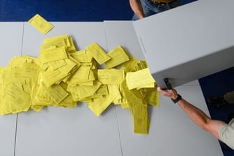 Stimmzettelumschläge für eine Briefwahl werden aus einer Wahlurne geschüttet (Symbolbild): Die Sorgen der wahlberechtigten Bürger in NRW haben sich verändert.