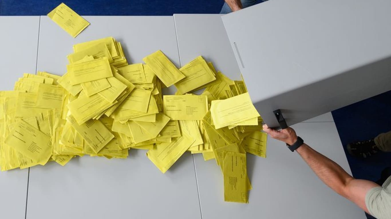 Stimmzettelumschläge für eine Briefwahl werden aus einer Wahlurne geschüttet (Symbolbild): Die Sorgen der wahlberechtigten Bürger in NRW haben sich verändert.