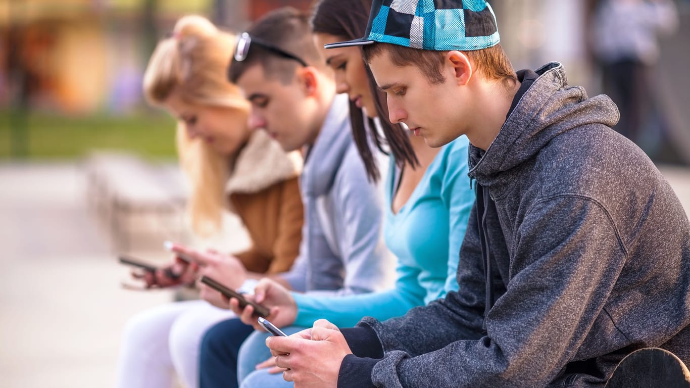 Jugendliche und ihre Smartphones: Die Technik hat ihren Reiz – aber auch einen gewaltigen Einfluss auf die Schulen.