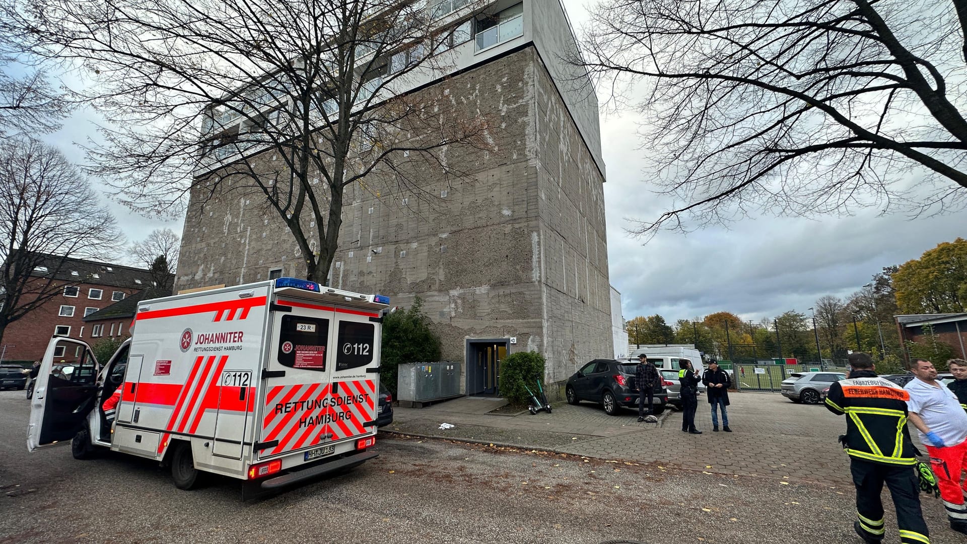 Ein sechsjähriger Junge ist gegen 14.32 Uhr aus einer Wohnung im sechsten Obergeschoss gestürzt: Das Kind wurde bereits im RTW durch einen Notarzt reanimiert. Ein sechsjähriger Junge ist gegen 14.32 Uhr aus einer Wohnung im sechsten Obergeschoss gestürzt: Das Kind wurde bereits im RTW durch einen Notarzt reanimiert.