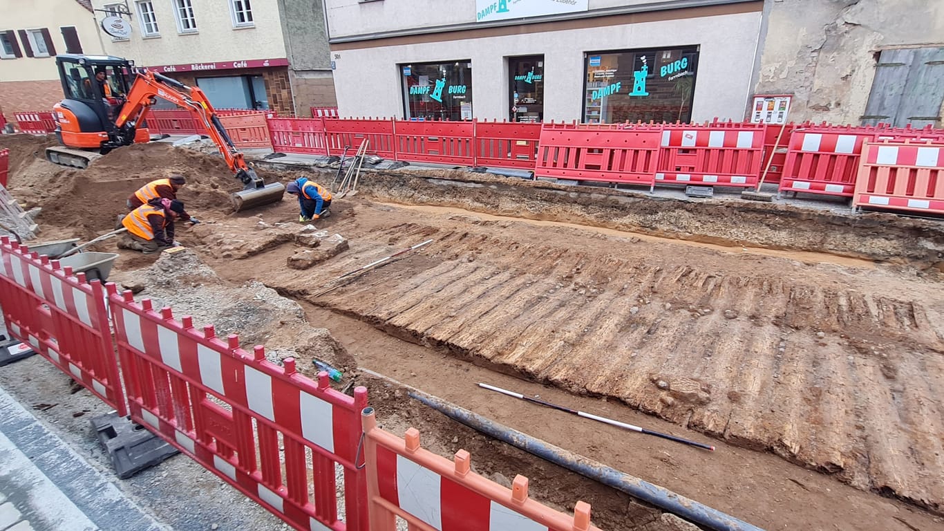 Der Bohlenweg führt mit durch Burgfarrnbach: Nach und nach wird er freigelegt.