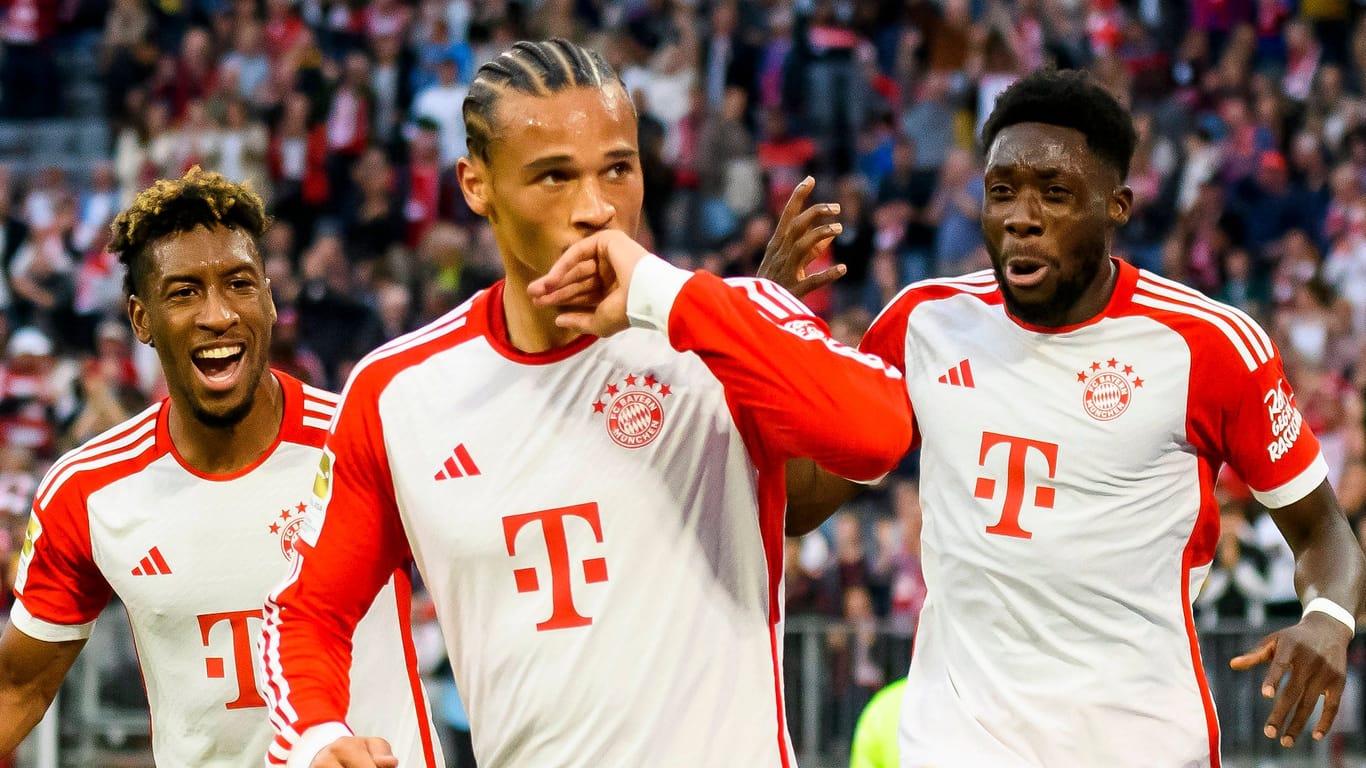 Kingsley Coman (l.), Leroy Sané (m.) und Alphonso Davies jubeln über einen Treffer der Bayern.