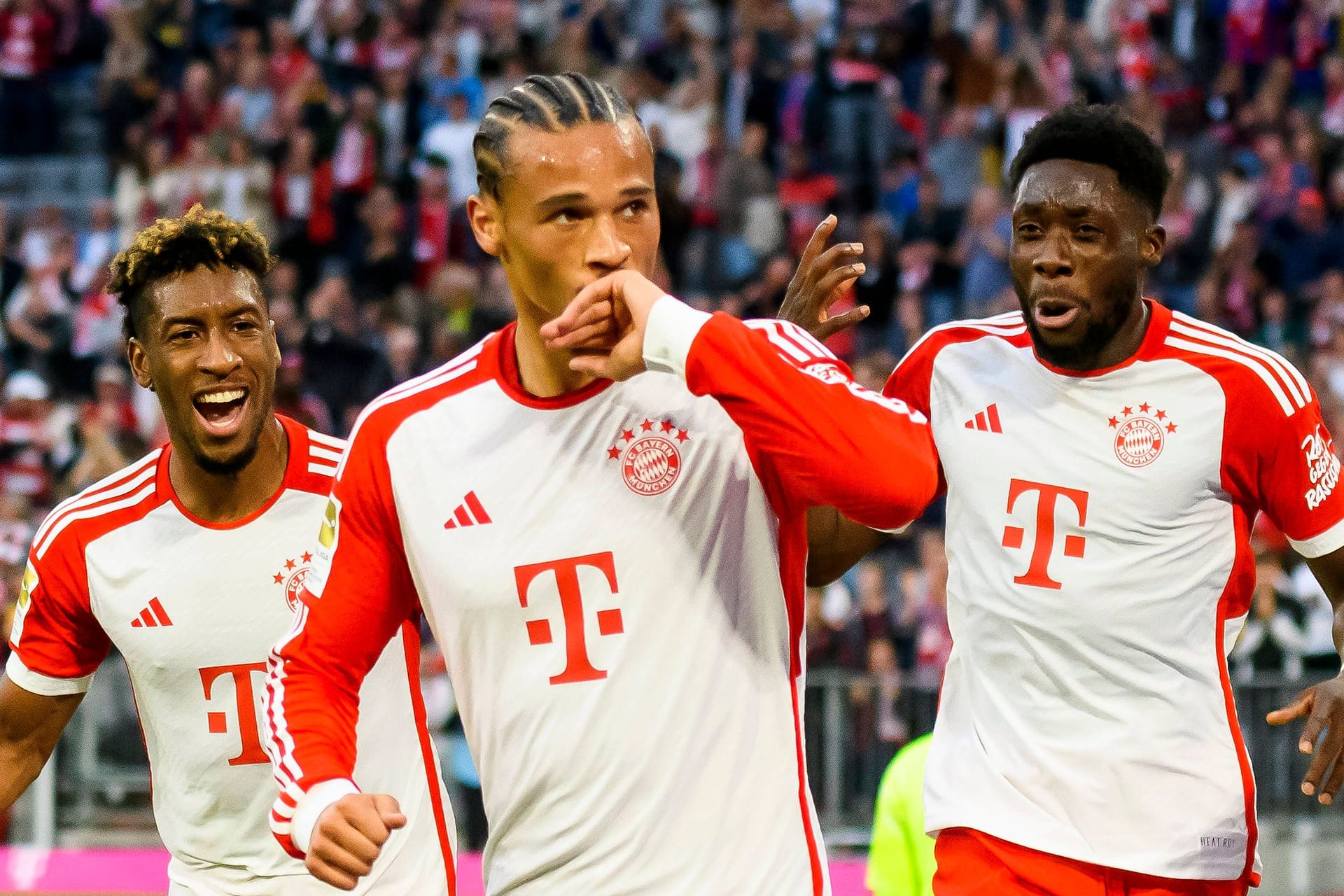 Kingsley Coman (l.), Leroy Sané (m.) und Alphonso Davies jubeln über einen Treffer der Bayern.