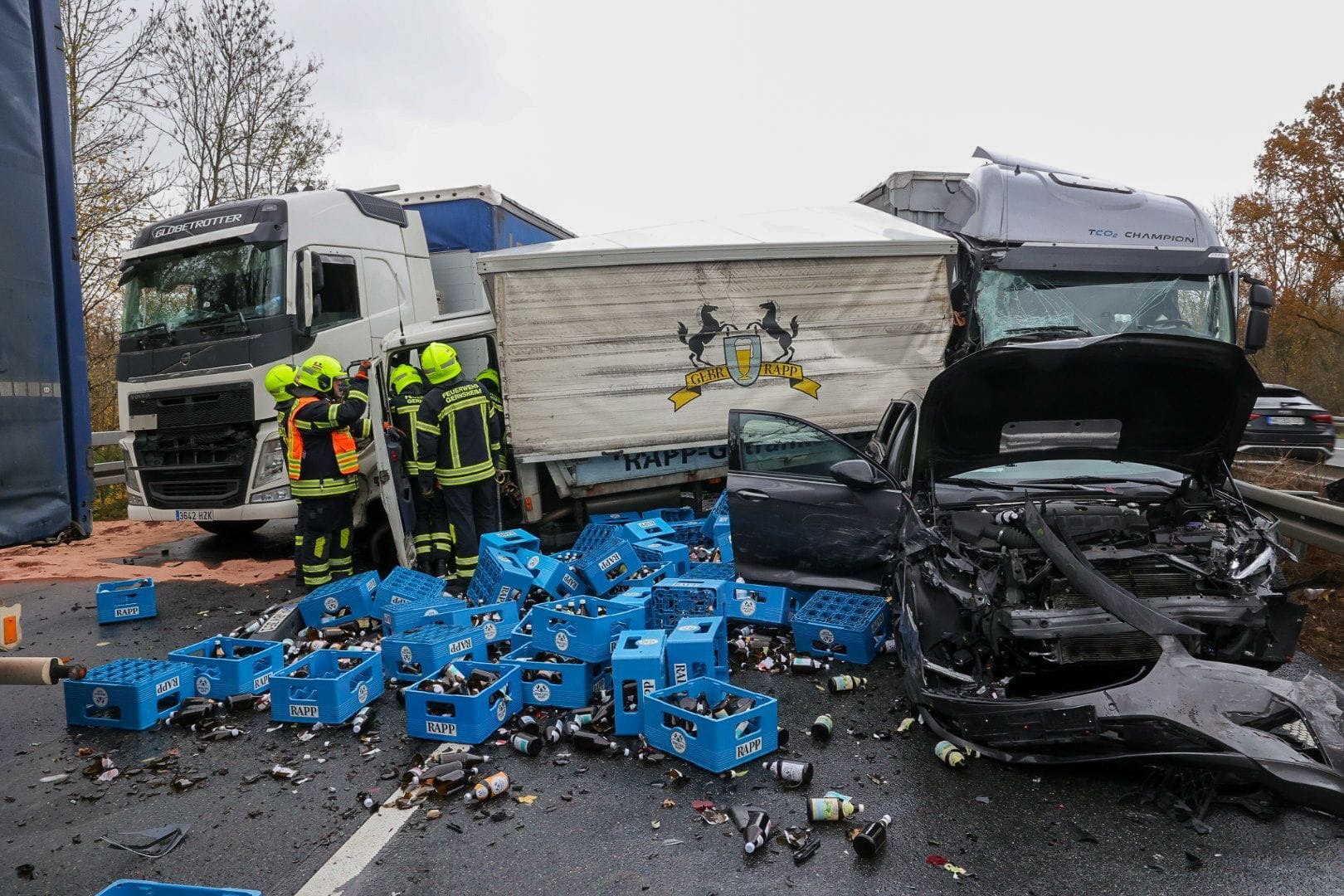 Helfer im Einsatz auf der Autobahn: Mindestens vier Laster und vier Autos verunfallten auf der A67.