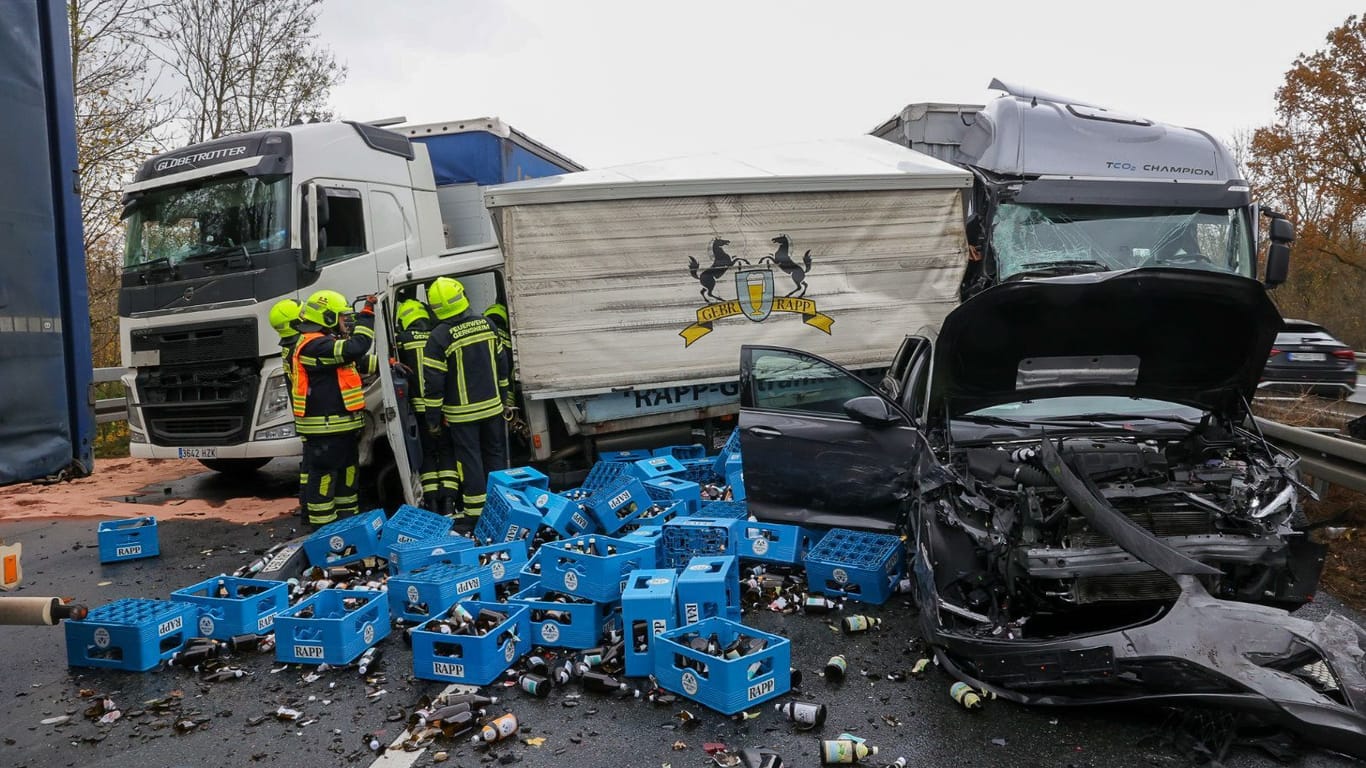 Helfer im Einsatz auf der Autobahn: Mindestens vier Laster und vier Autos verunfallten auf der A67.